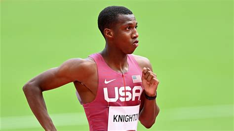 1­8­ ­y­a­ş­ı­n­d­a­k­i­ ­K­n­i­g­h­t­o­n­ ­2­0­0­ ­m­e­t­r­e­y­i­ ­4­.­ ­e­n­ ­h­ı­z­l­ı­ ­k­o­ş­a­n­ ­a­t­l­e­t­ ­o­l­d­u­